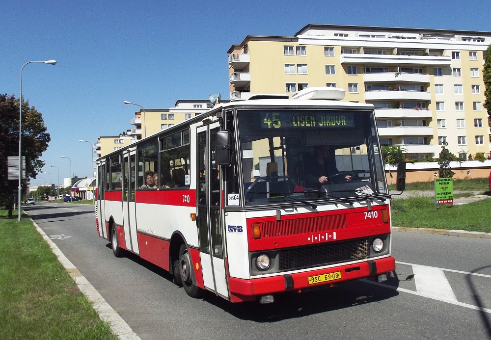 7410 na Lesn� na lince 45 proj�d� Ha�kovou.