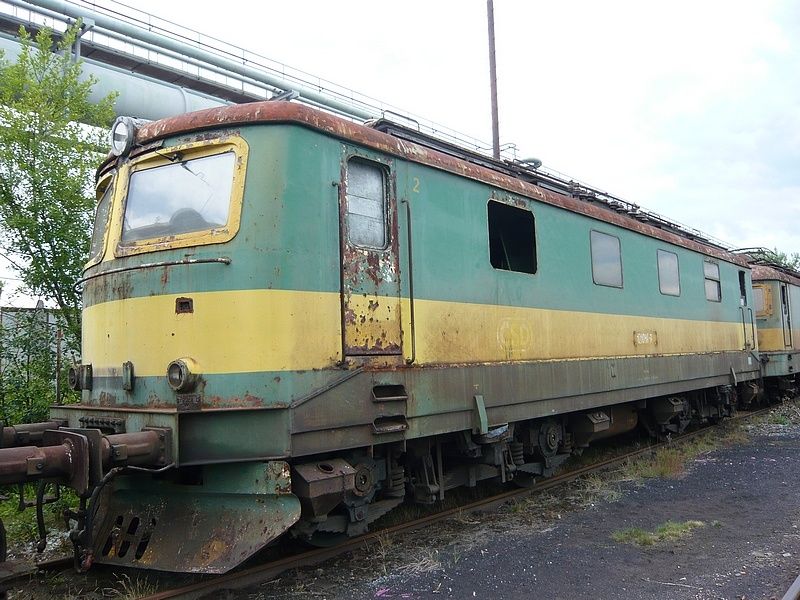 121 046