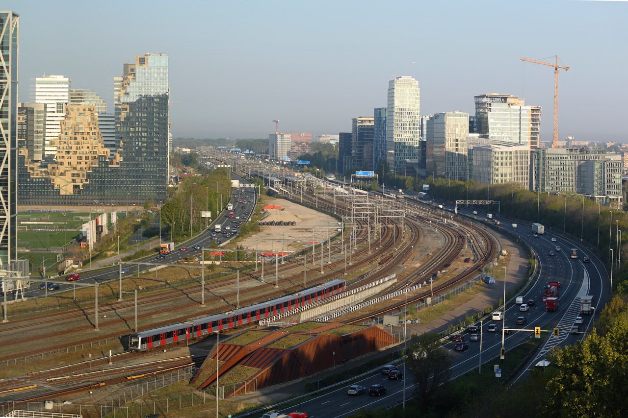 Soubh tykolejn drhy a rozpletu dvou tras metra mezi stanicemi Zuid a RAI.