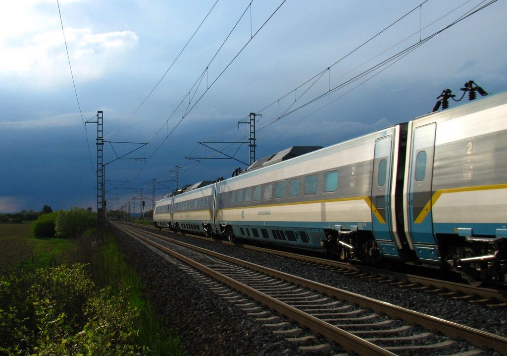 SC 514 zrychluje na koridoru za P�erovem sm�rem na Prahu