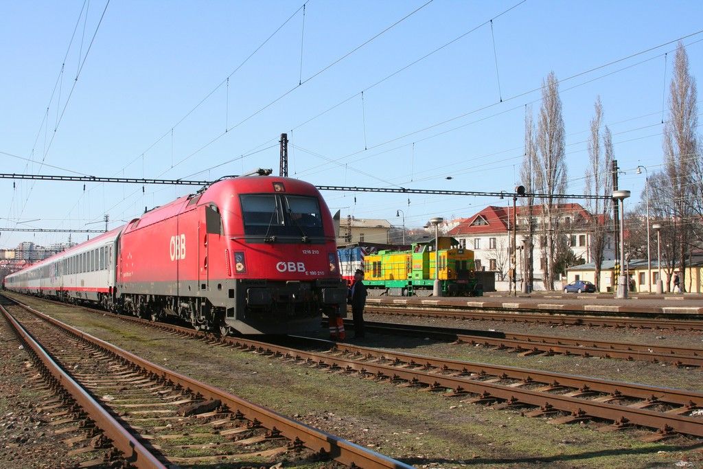 V pozad� �auer 730 825