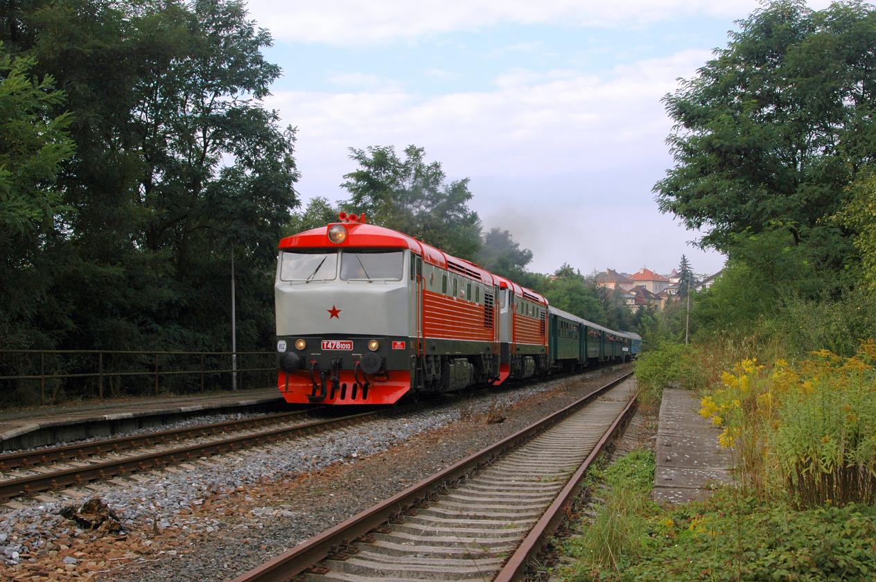 T478.1010 + T478.1008 - Praha �vahov - vlak m���c� na setk�n� Bardotek do Lu�n� u Rak. - 14.9.2013.