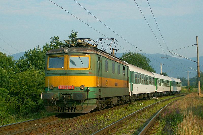 141.037 s osobnm vlakem z st n. L. do Chomutova u zastvky Duchcov.
