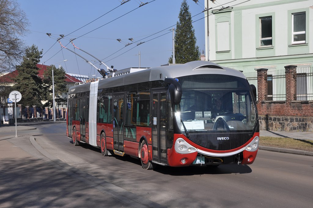 Trolejbus Iveco Crealis Neo 18 pro Bolognu. Foceno v Plzni na Doudleveck ulici, 20.2.2015