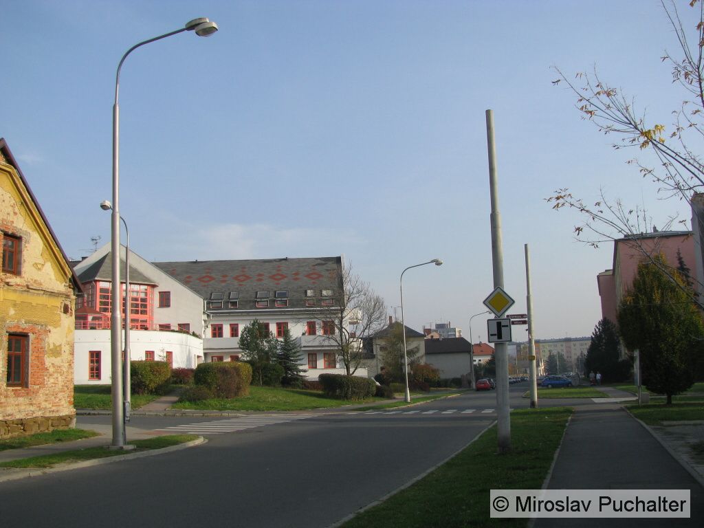 Sloupy trak�n�ho veden� na k�i�ovatce Rolnick� � Hilova.
