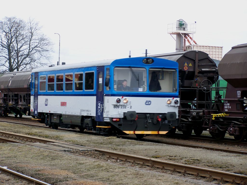 809 232-2 pi odjezdu vlaku Os 24 808 15.2.2011 z Moravskch Budjovic(foto Pavel Valenta)