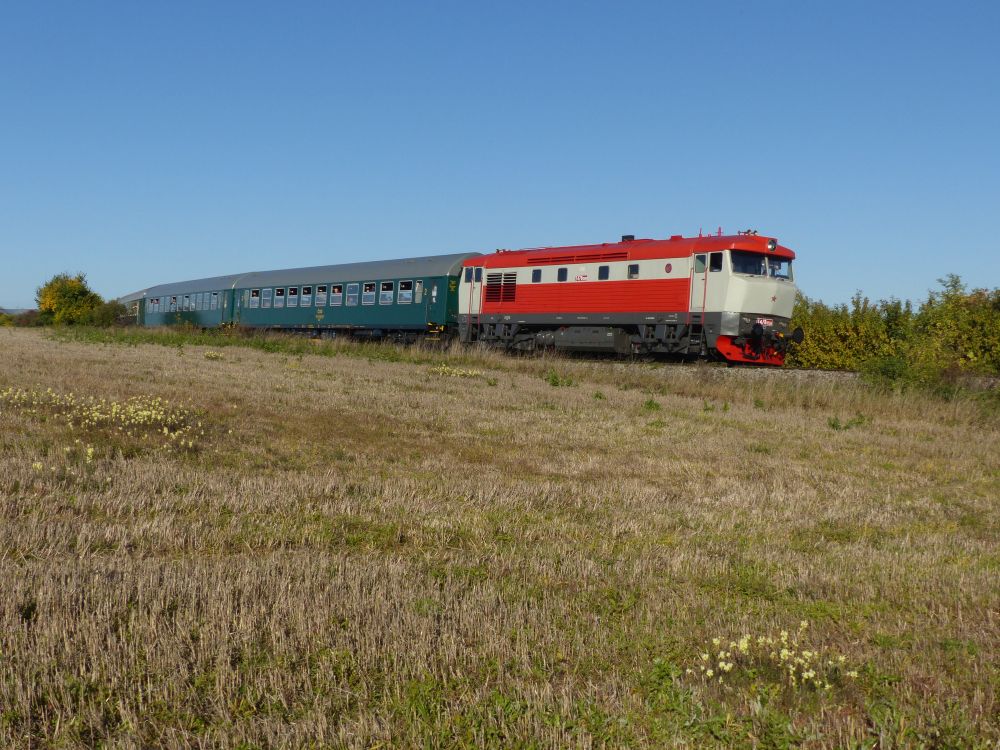 Nedln odpoledn vlak do Prahy mezi Kladnem a Unhot