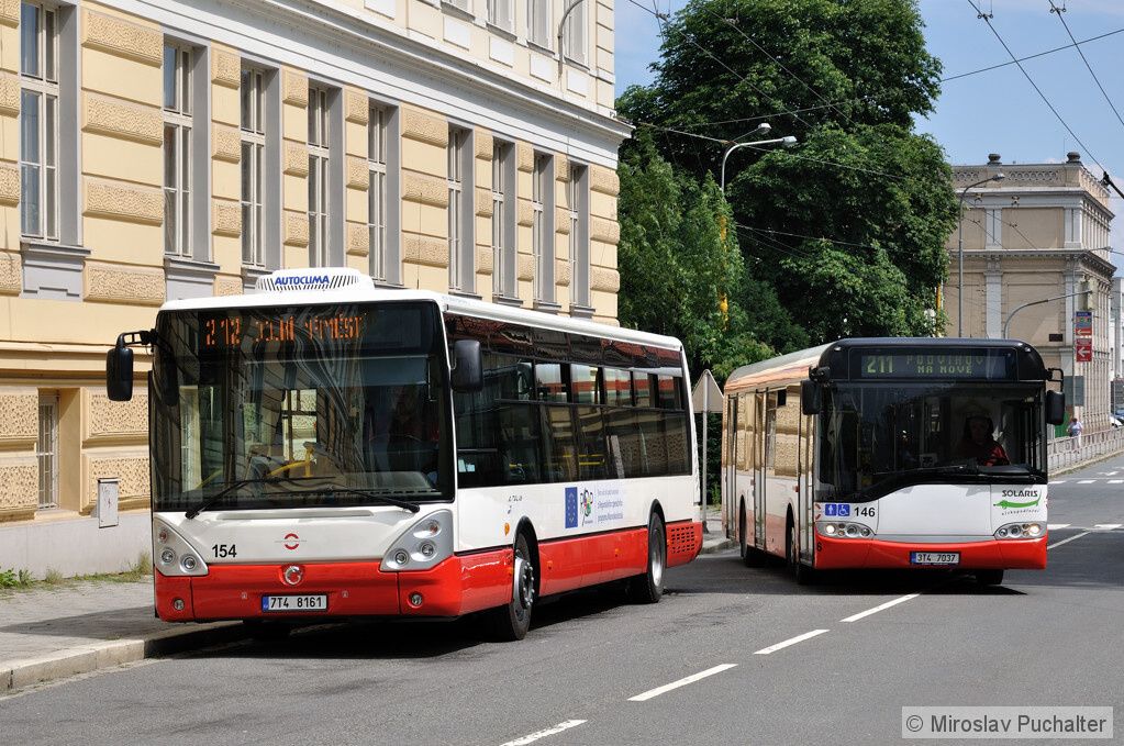 Ev. . 154 (Irisbus Citelis 12M) a ev. . 146 (Solaris Urbino 12) v ulici Komeskho.