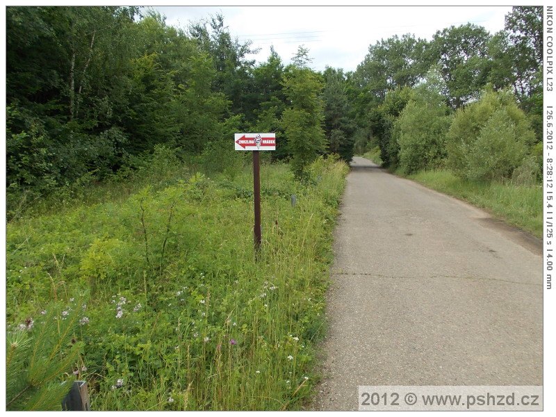 Kousek od sklad� vedla vle�ka t�sn� u silnice, odd�lovaly ji dnes u� rozkraden� svodidla