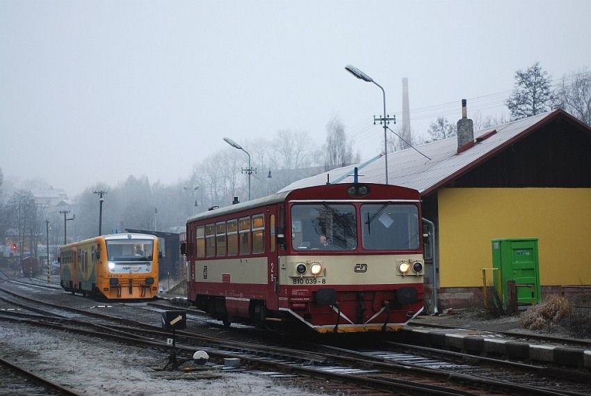 810.039 a v pozad� 814.079, Lomnice nad Popelkou, 3.12.2009