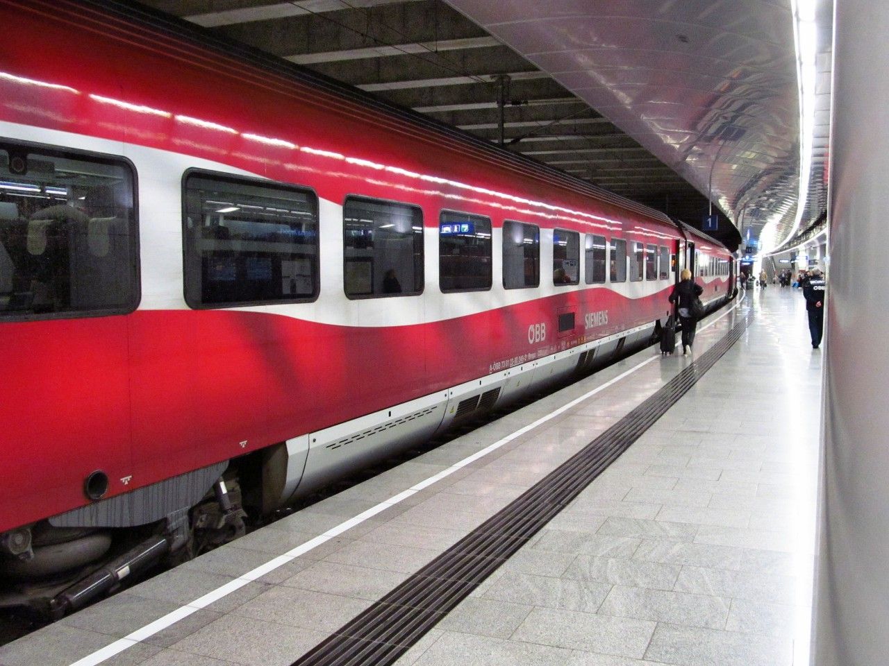 Railjet do Bregenzu na jedn ze 3 kolej (resp. u 1 ze 4 nstup. hran) st. Flughafen Wien