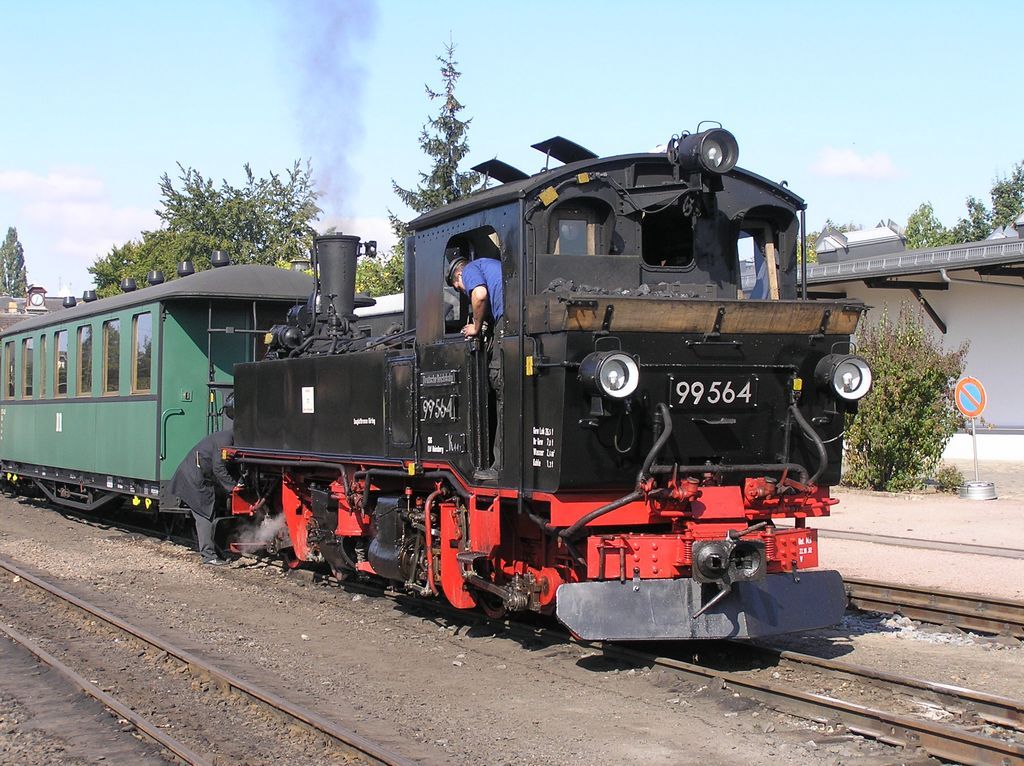 99 564 pi posunu se zvltnm vlakempo pjezdu z Moritzburgu