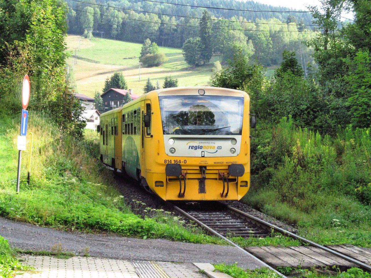 814.164 na Os vlaku z Jos. Dolu do Smrovky pijd do zast. Tanvaldsk pik (4. 8. 2017)
