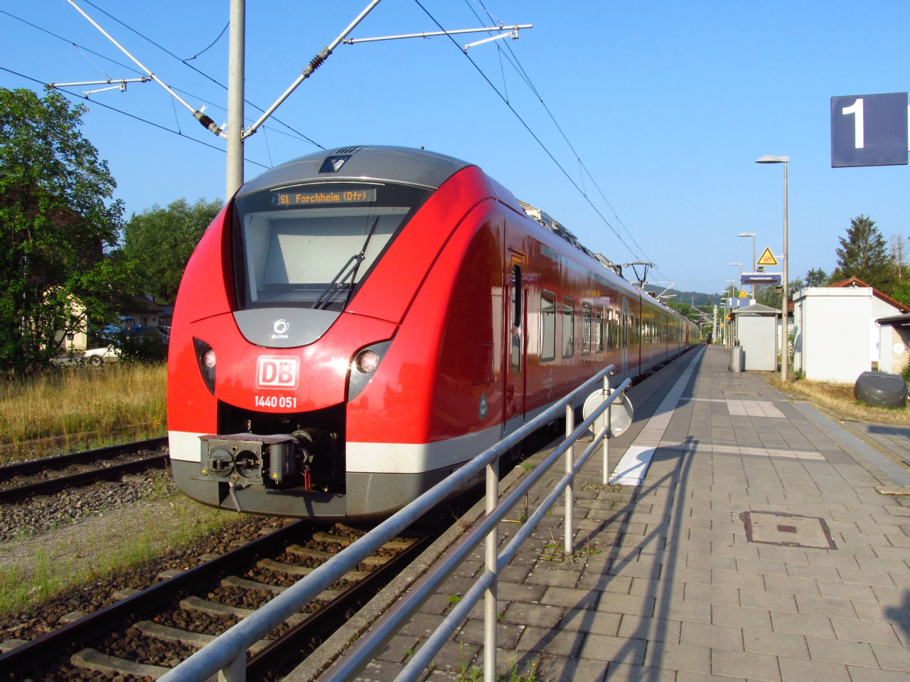Vlak S-Bahn pijel na konenou Hersbruck li. Peg., nsleduje hledn busu NAD...