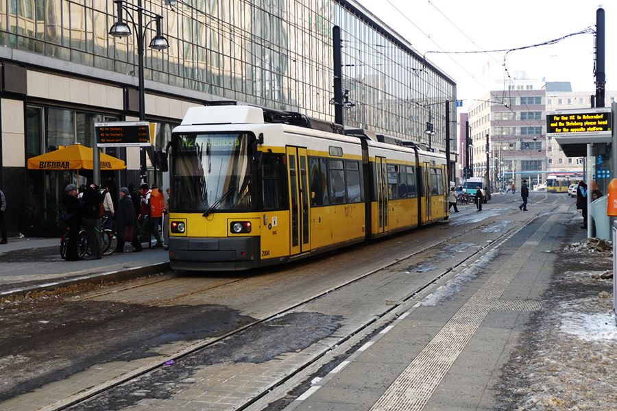 Tramvaj GT6N-2 linky M2 ek na sv konen stanici S+U Alexanderplatz/Dircksenstr.
