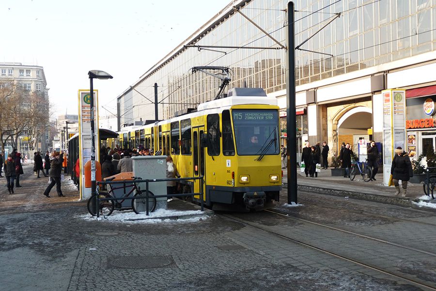 Dvojice tramvaj KT4D na lince M5 stanicuje ve stanici S+U Alexanderplatz/Gontardstr.
