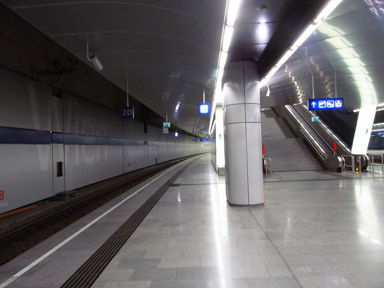 Podzemn stanice Flughafen Wien - 3 koleje; nedvno dolo k prodlouen nstupi na 400 metr