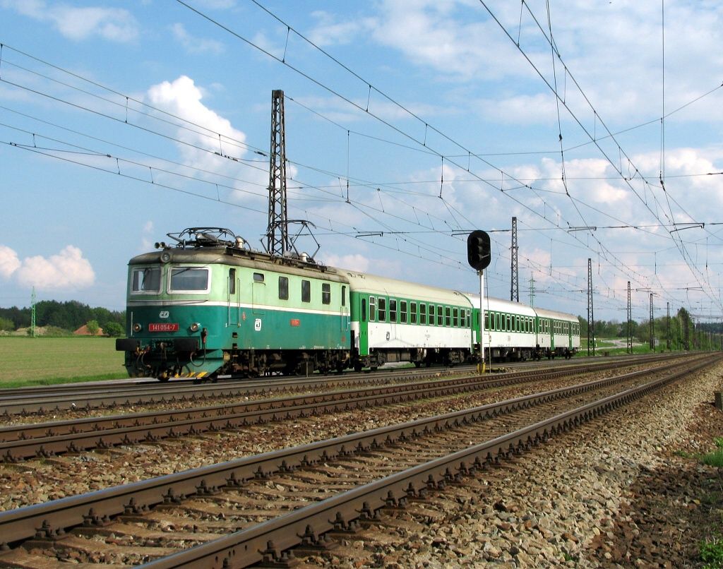 Srvkov vlak se 141.054 v esk Tebov.