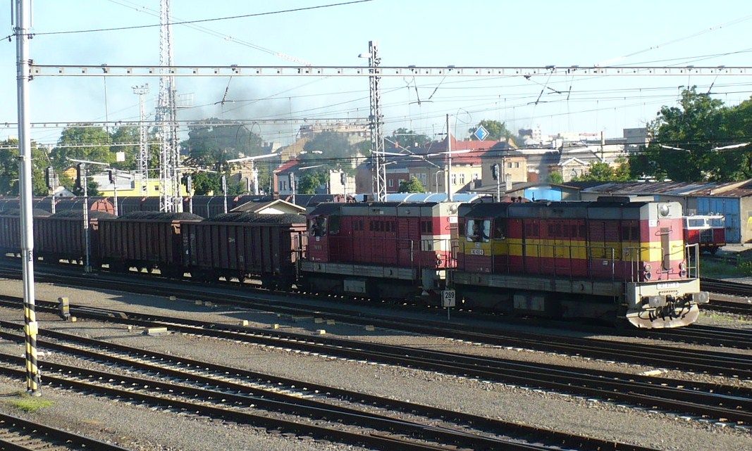 vlak 90818 s lok Op2 aOp3 veze uhl pro Cukrovar
