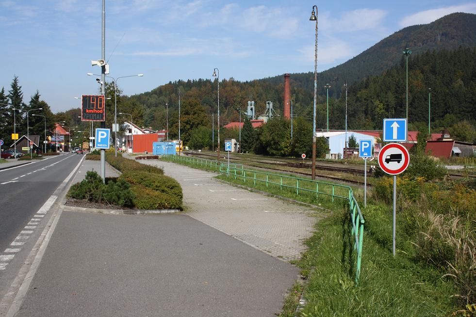 Parkovac� plocha se nach�z� nedaleko dopravny