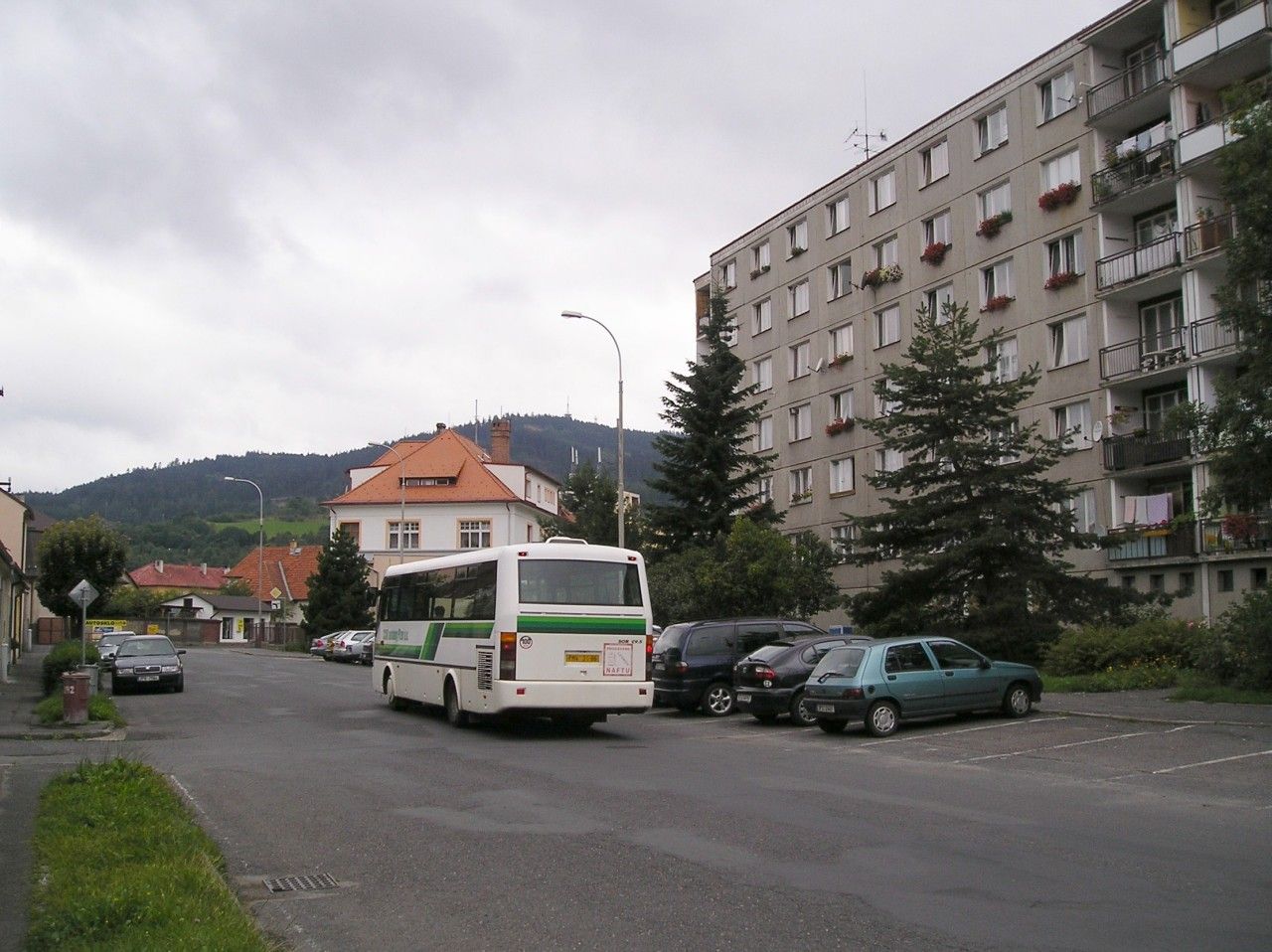 Autobus odj�d� ze zast�vky Pravdova. V pozad� m�stn� dominanta - vrch Svatobor.