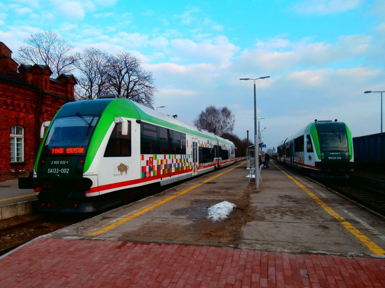 Kiovn v Suwalkch. Vlevo vlak Suwalki-Bialystok. Vpravo vlak Bialystok-Kaunas