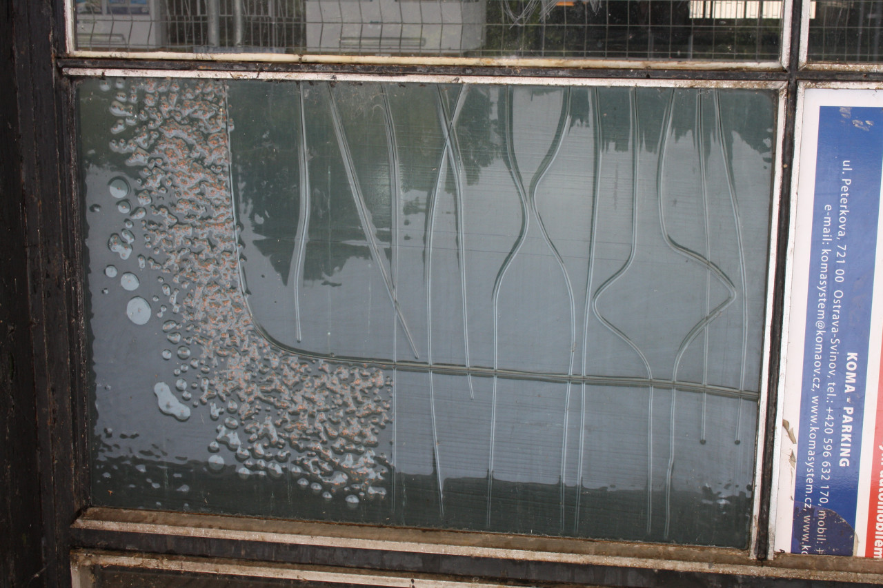Torzo relifu z litho skla, kter je umstn v hlavnm prel vpravn budovy