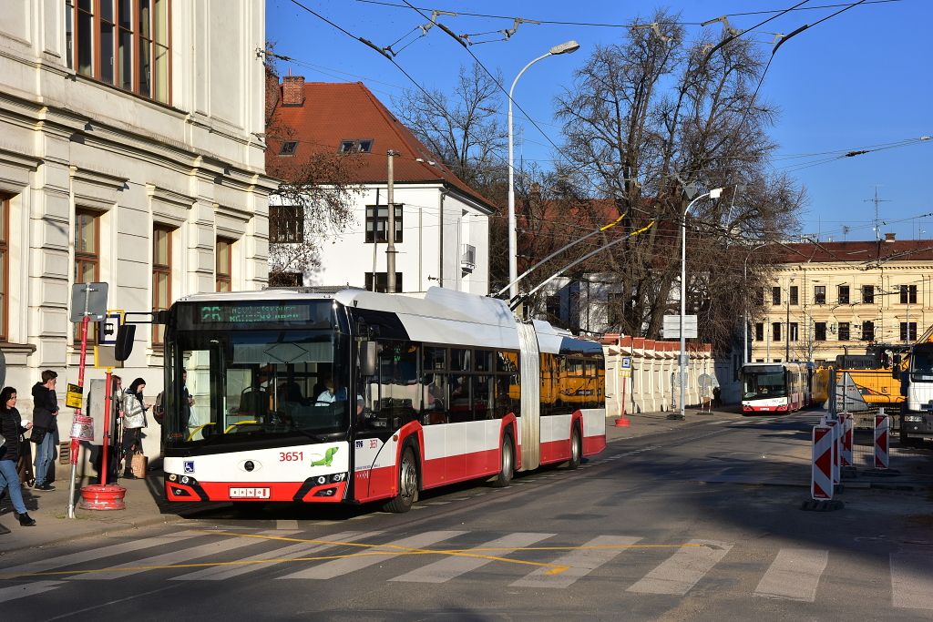 Peloen zastvka pro linky 25/26, 37 a 52 s vozem 27Tr 3651.