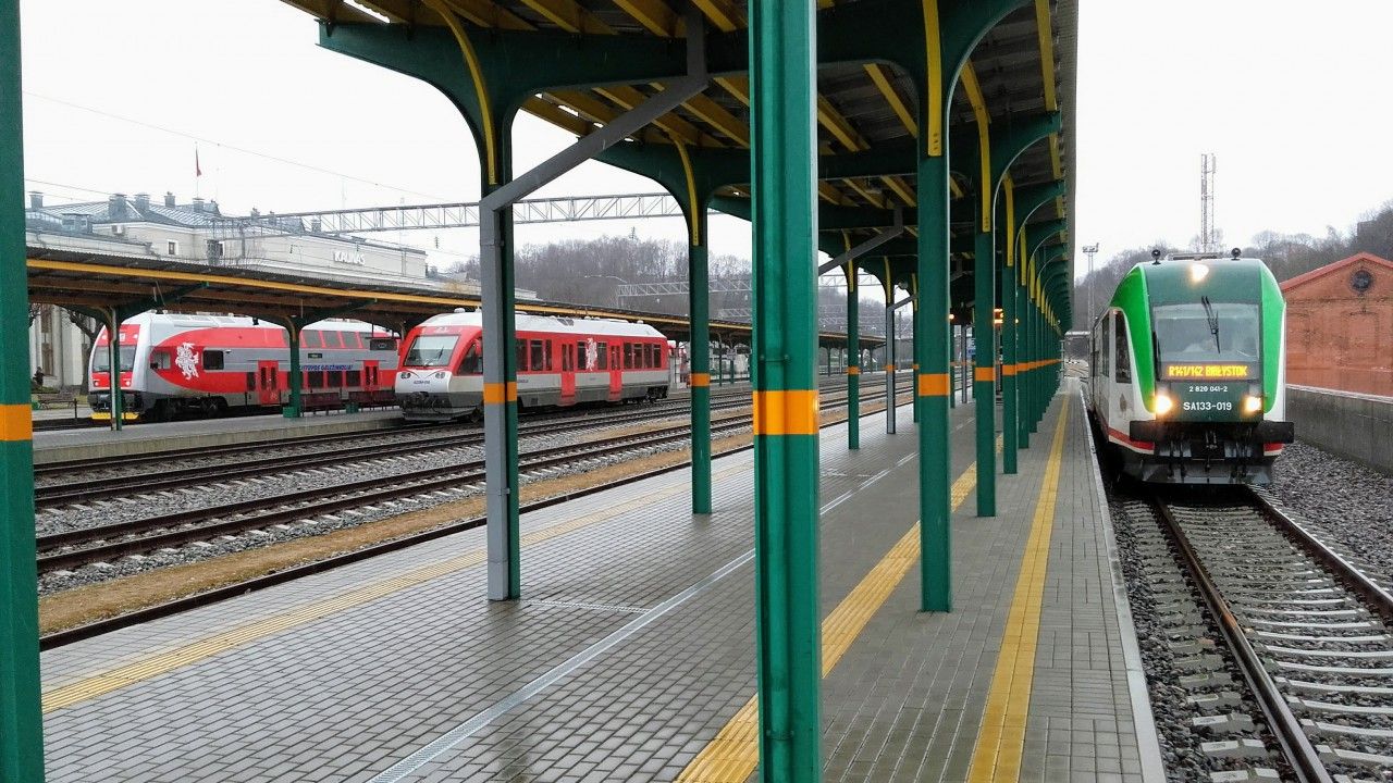 Kaunas - zleva. Vlak z Vilniusu, vlak do Marijampole a vlak do Bialystoku