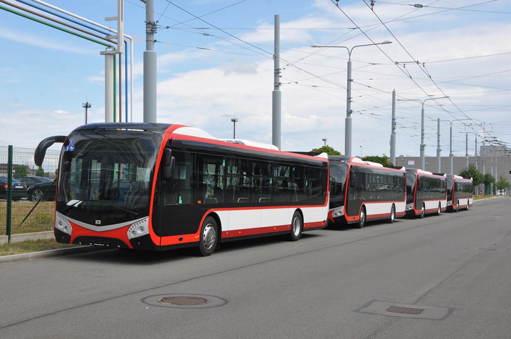 Prvn autobusy SOR NS po pjezdu do vozovny Karlov. Plze, 7.8.2019