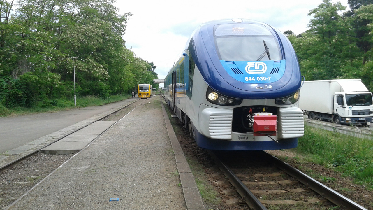 Setkn vlekovho a osobnho vlaku na zastvce Pardubice zvodit
