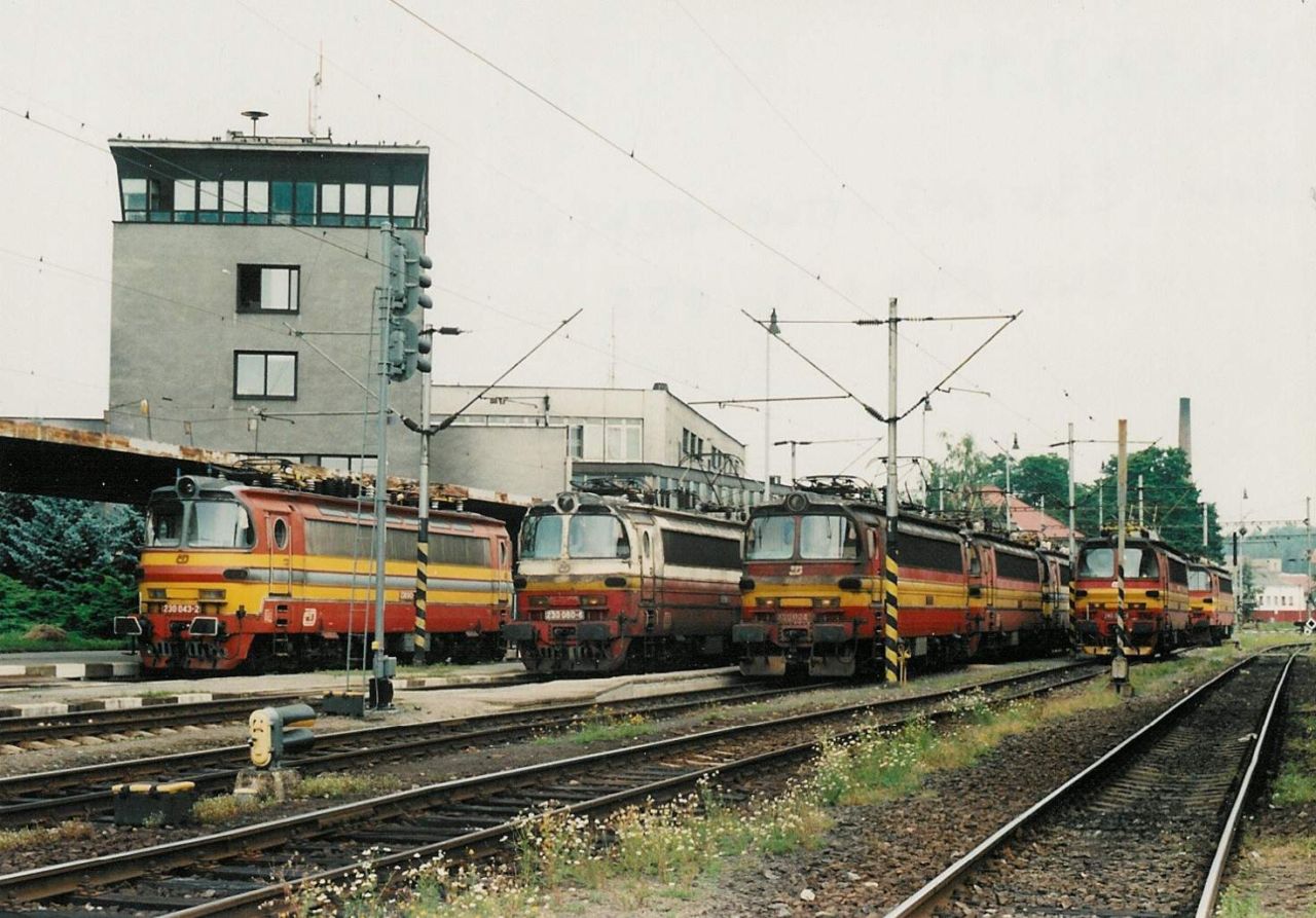 HB 27.7. 1999. zleva 230043, 060, 024, 055, 027, 240 044 a 230 052