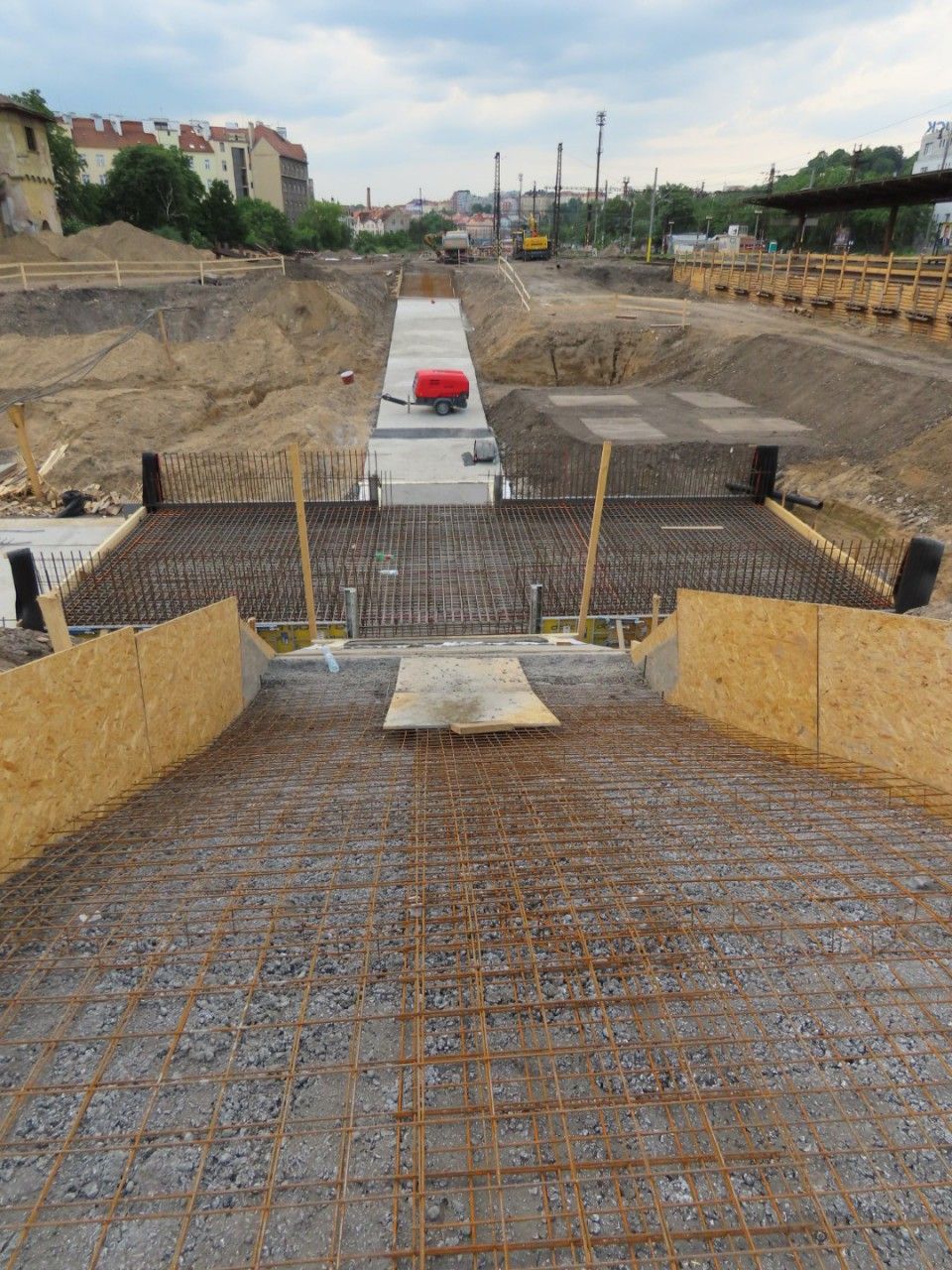 Vr�ovice osobn� n�dra�� 10.6.2019: podchod pod 4. n�stupi�t�m, v pop�ed� schody, v pozad� rampa