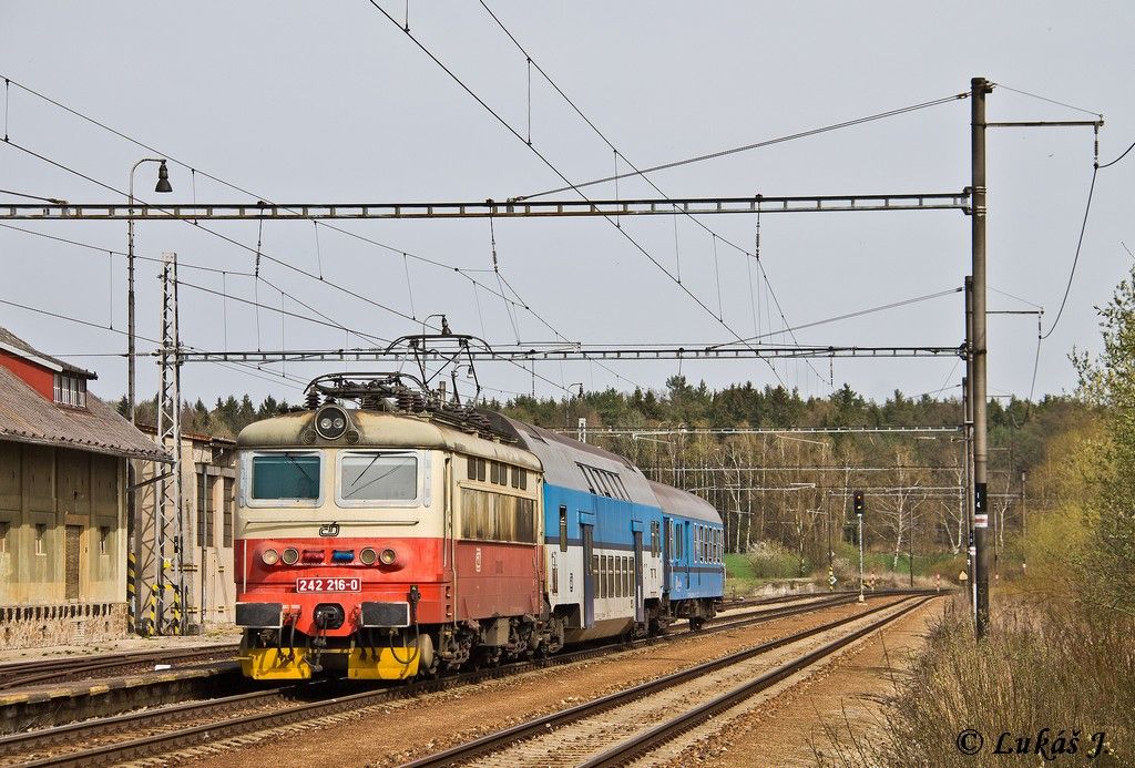 242.216 s n�hradn� soupravou R 664 Jakub Kr��n, Do�ov, 5.4.2016