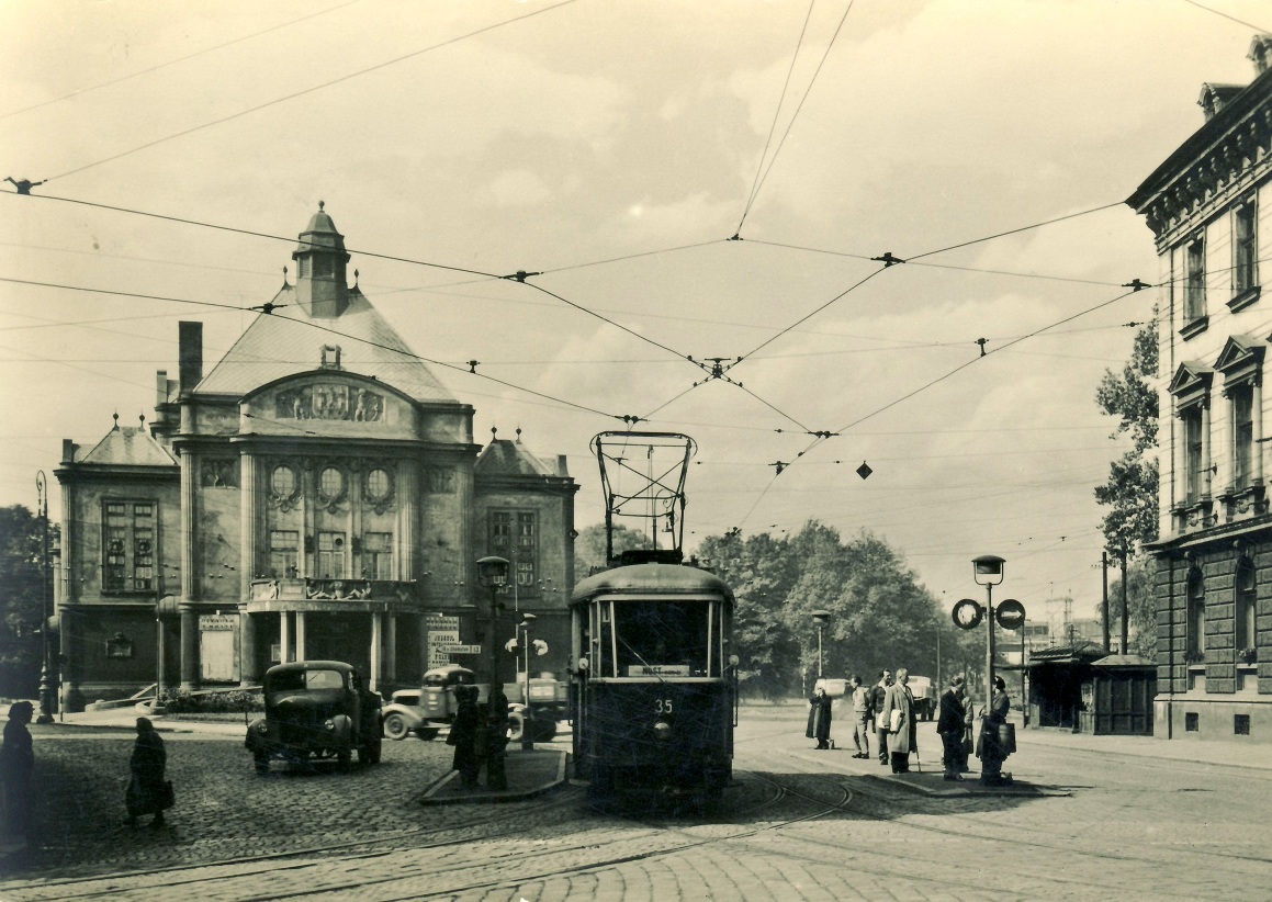 U divadla do roku 1957.