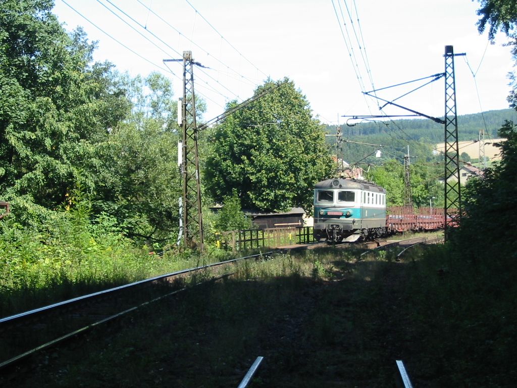Zast�vkou Tatenice proj�d� n�kl. vlak sm�rem ke Kras�kovsk�mu tunelu