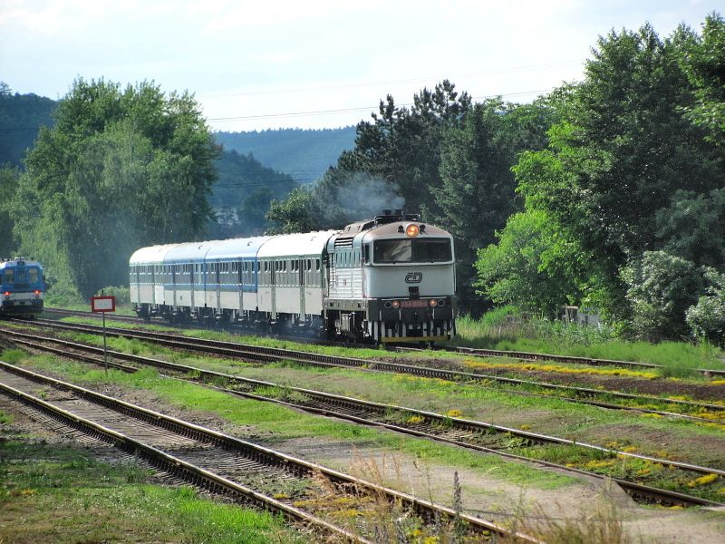 Os 4833 zde byl p�edjet rychl�kem �. 665 (59 min. zpo��.!), Os 4840 �ekal na R665 u odj. n�v�stidla