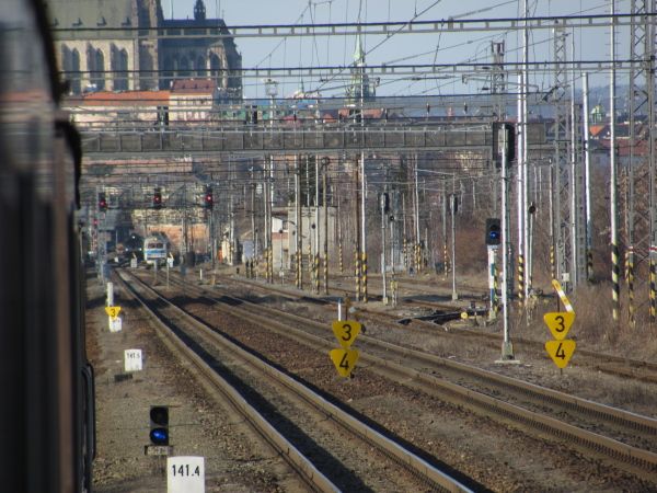 Os 4811 dobr��uje k vj. n. V pozad� je vid�t protijedouc� Os 4840.