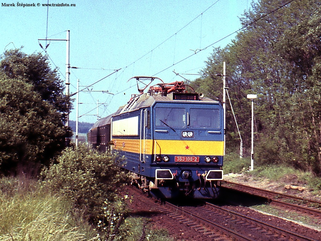 363.108-2, R 536 ( esk Budjovice - Praha hl.n. ), Tomice, 29.5.1988