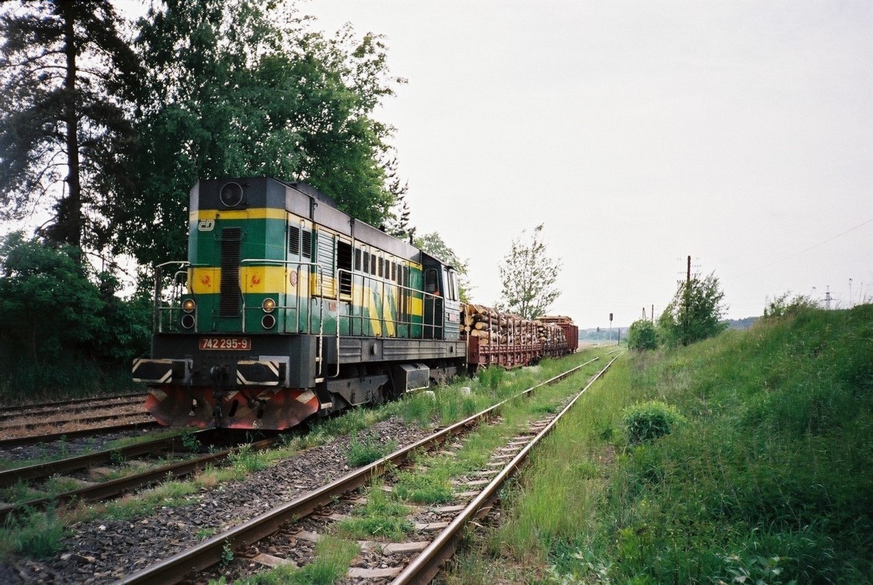 742.295 (DKV Louny) v Mn od Blatna u Jes. ped Rakovnkem, 23.5.2003
