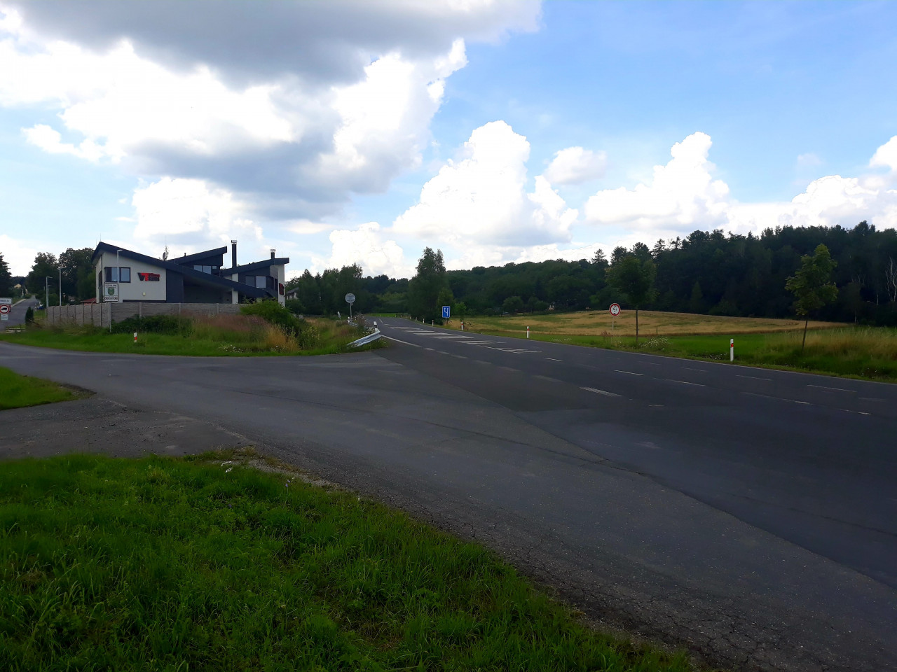 Vlevo se odklání původní úsek silnice vedoucí přes obec, vpravo vede obchvat (16.7.2021)