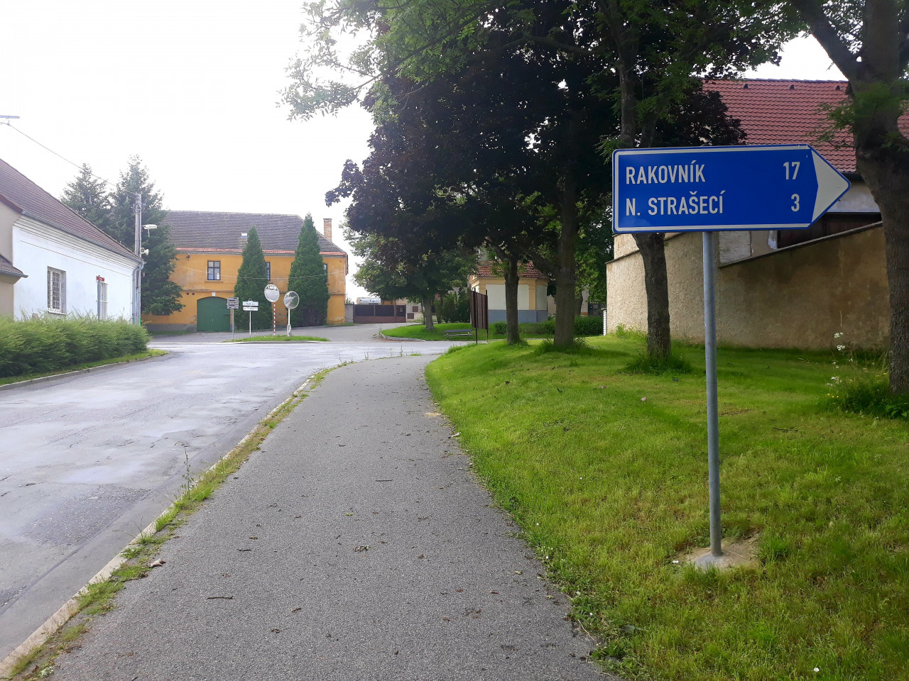 Zde se úsek bývalé silnice I/6 odklání vpravo na Náměstí 1.máje. (16.7.2021)