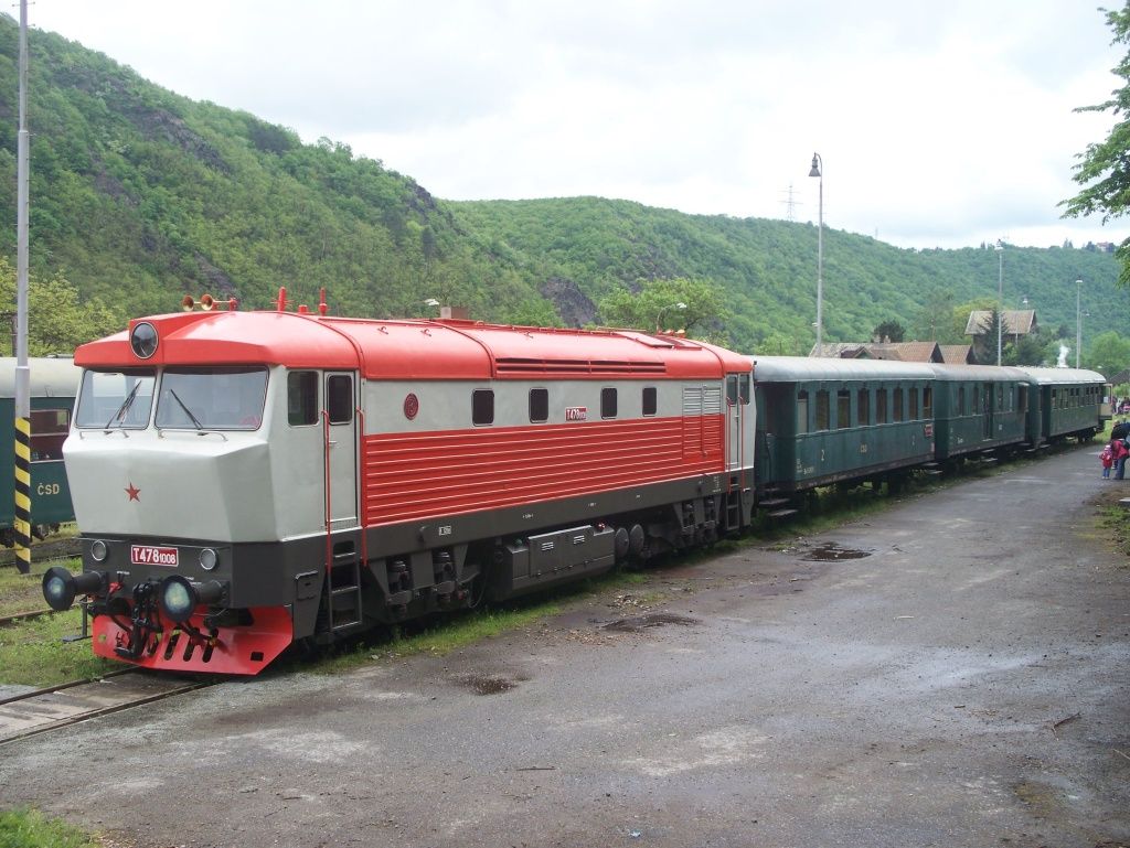T478.1008 s st soupravy po rozpojen v Mchenicch (18.5.2013)