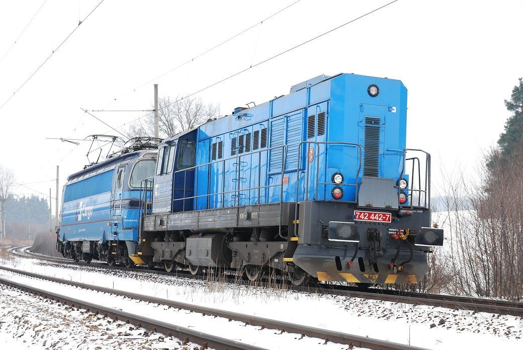 T 466 2442 + S 489 0048_-_28.12.2010-_-SOKV �esk� Bud�jovice_tra� 190 p�ed vjezdem do �st.���enice.