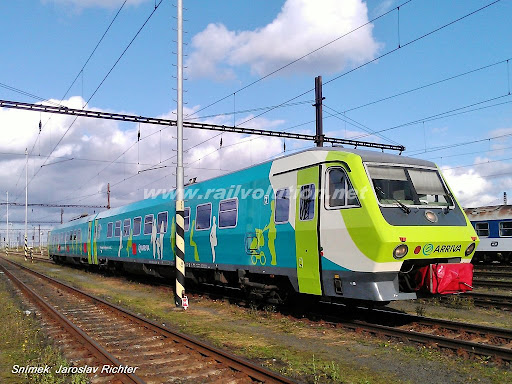 DB 610 v polepu Arriva Vlaky