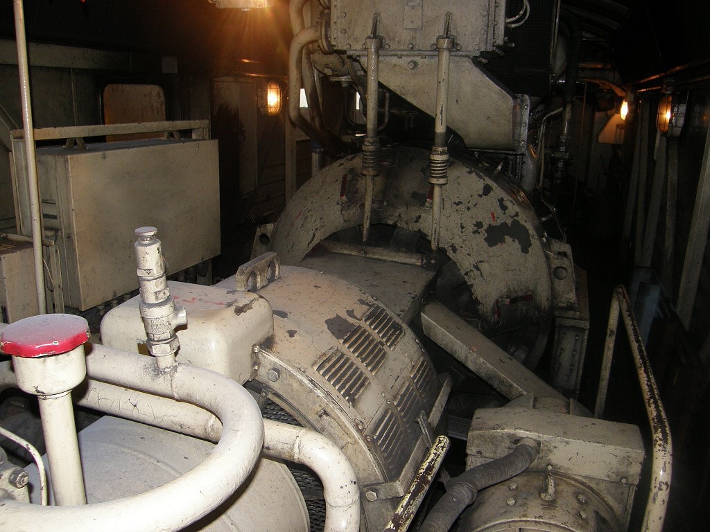 749 - Na pozad hl.genertor ped nm topn alterntor a vpravo dole u podlahy dynamobudi foto-M.i