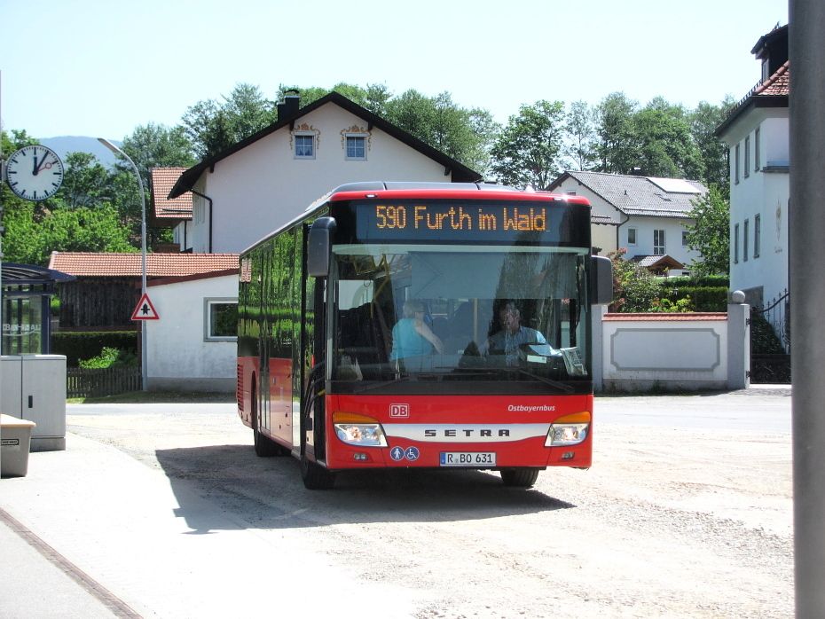 Lam, Bahnhof; linka . 590 systmu Verkehrsverbund Landkreis Cham (VLC) do Furthu i. W.