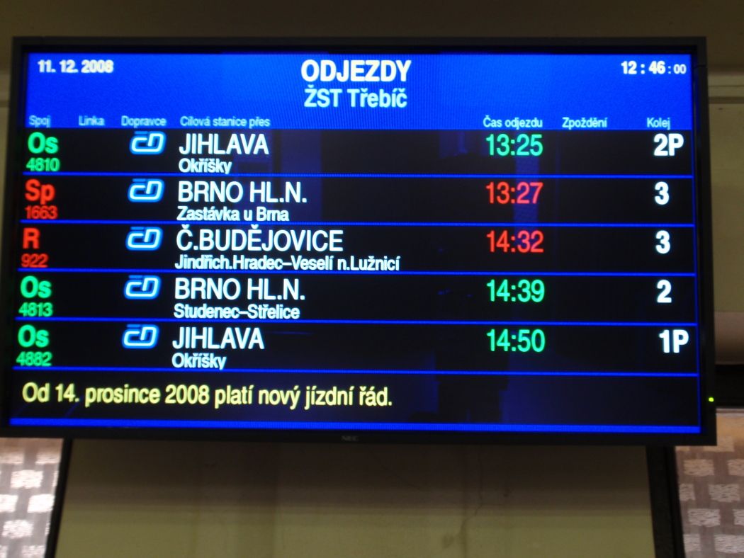Obrazovka ve vestibulu tebsk stanice oznamuje krom odjezd vlak i zatek platnosti novho J.
