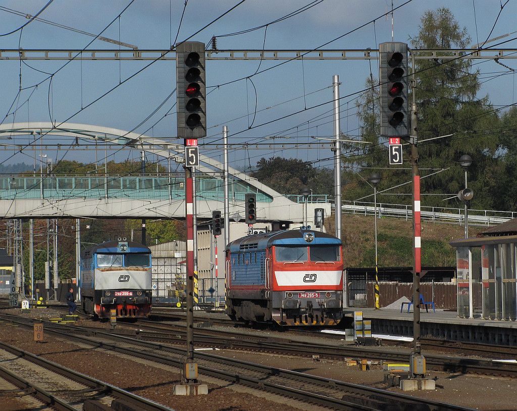 749.259 �ek� na R903, 749.265 odj�d� jako Lv, Z�b�eh na Morav�, 21.10.2011