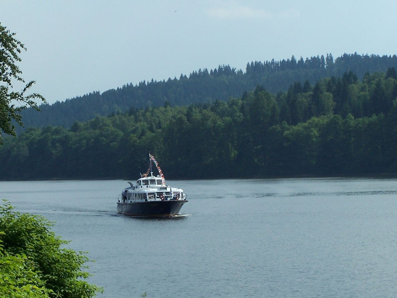 Nebojte, hydrobus jsem si nenechal uj�t a u� mi p�iplouv� na cestu do Horn� Plan�.